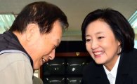 [포토]어르신과 인사 나누는 박영선 원내대표