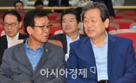[포토]원혜영 의원과 대화는 김무성 새누리당 대표