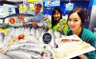 [포토]홈플러스 "王 생선 맛보세요”