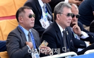 [포토]정의선 현대차 부회장,'위트 있는 심슨 스마트폰 케이스'