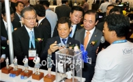 [포토] 2014광주ACE Fair 전시장 둘러보는 윤장현 광주시장