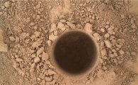 큐리오시티…화성 표면에 구멍 뚫다