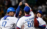 [포토]승리한 야구대표팀,'하이파이브를 머리 위로!'