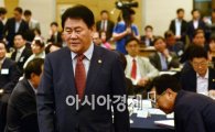 [포토]자리에 일어선 최경환 기획재정부 장관