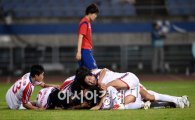 [포토]역전골 넣고 기뻐하는 북한 여자축구팀
