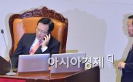 [포토]전화 받는 정의화 국회의장