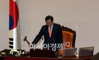 [포토]의사봉 두드리는 정의화 국회의장