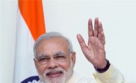 인도 모디 총리의 ‘격한 스킨십’… 친밀감 표시 넘어 의도적 연출?