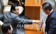 [포토]의견 나누는 이완구·김재원