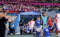 [포토]북한 선수단의 응원 받으며 입장하는 북한 축구대표팀
