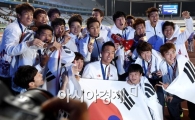 [포토]금메달 목에 걸고 기쁨 만끽하는 축구대표팀