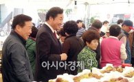 [포토]이낙연 전남지사  '남도 직거래 장터 7일장' 행사 참석