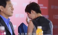 김호정,'화장' 기자회견서 음부노출·투병 고백…눈물 '펑펑'