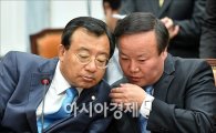 [포토]이야기하는 이정현·김재원