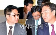 [포토]대화 중인 신제윤 금융위원장과 이석우 다음카카오 공동대표