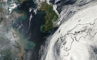 우주에서 촬영한 강력한 태풍 '판폰'