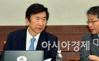 [포토]윤병세-류길재 장관, '무슨 대화 중?'