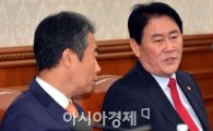 [포토]대화 중인 최경환 경제부총리 겸 기획재정부 장관