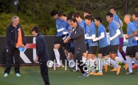 [포토]꼬깔 깔던 슈틸리케,'애들이 몰려온다!'