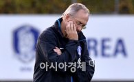 [포토]슈틸리케 감독,'한국 축구 어떡하지?'