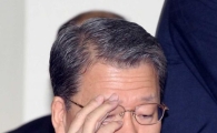 [포토]안경 고쳐 쓰는 임환수 국세청장