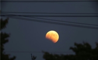 개기월식 '절정의 순간' 포착…3년만에 찾아온 붉은 달 살펴보니