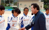 [포토]이낙연 전남지사, 순천 강남여고 여자소프트볼 선수단 격려