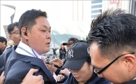 [포토]시민들 끌어내는 롯데백화점 관계자들