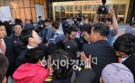 [포토]임시개장 반대 기자회견 막는 롯데
