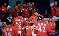 [포토]동점 만든 SK, '4강 경쟁 아직 안끝났어!'