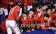 [포토]동점 만든 SK, '승부는 원점, 지금부터가 진짜야'