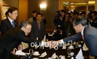 [포토]힘겹게(?) 손잡는 방통위·이통사