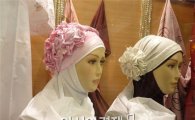 이란서 '히잡 안 쓴' 여성 얼굴에 강산 테러…"행실 부적절(?)"