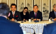 [포토]경청하는 정홍원 국무총리