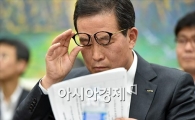 [포토]자료보는 이원준 롯데쇼핑 사장