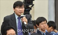 [포토]답변하는 김인성 전 교수