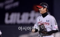 [포토]병살 잡고 미소짓는 LG 선발 우규민