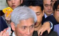 [포토]취재진들의 질의에 답하는 김영진 위원장