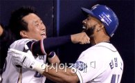 [포토]테임즈,'김태군과 기쁨의 홈런 세리머니'