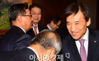 [포토]인사 나누는 이주열 한국은행 총재