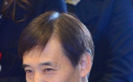 [포토]넥타이 고쳐매는 이주열 한은 총재