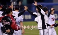 [포토]플레이오프 확정짓고 아이처럼 신난 LG 우규민