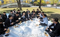 윤장현 광주시장, 야외에서 교통정책과 직원과의 대화 