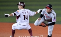 [포토]호수비로 병살 플레이 만드는 LG 오지환