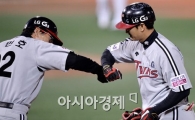 [포토]동점 적시타 치고 하이파이브하는 박용택