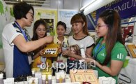 [포토]한국상품 둘러보는 베트남 관람객들 