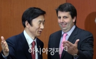 [포토]대화 나누는 윤병세-마크 리퍼트