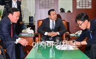 [포토]협약서 사인하는 세월호 유가족 대표