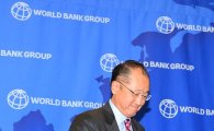 [포토]밝은 표정으로 회견장 나서는 김용 세계은행 총재 