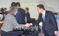 [포토]악수하는 류길재 장관-레슬리 바셋 주한미부대사